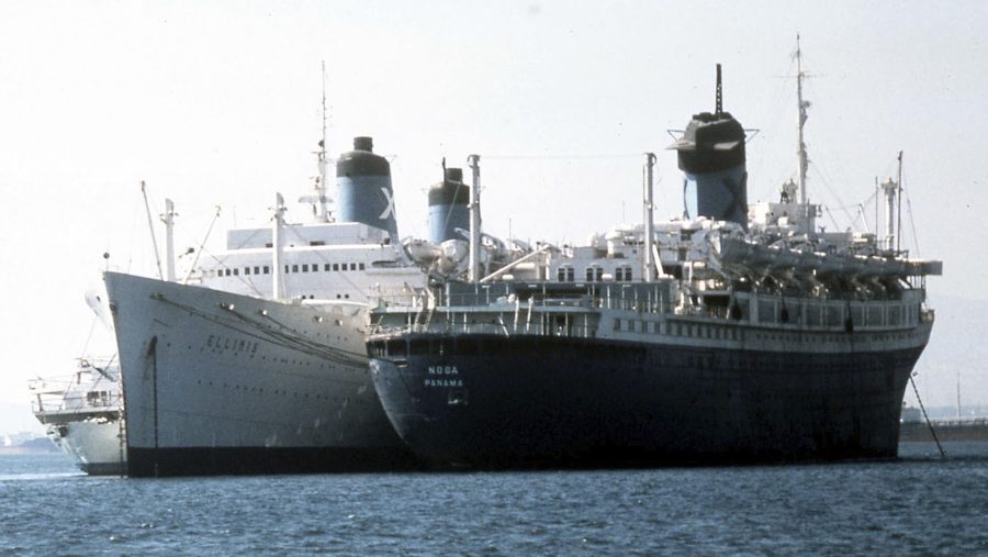 America tutaj jako SS Noga w Pireusie, październik 1981 roku obok liniowca SS Illinois (fot. Peter Davey)