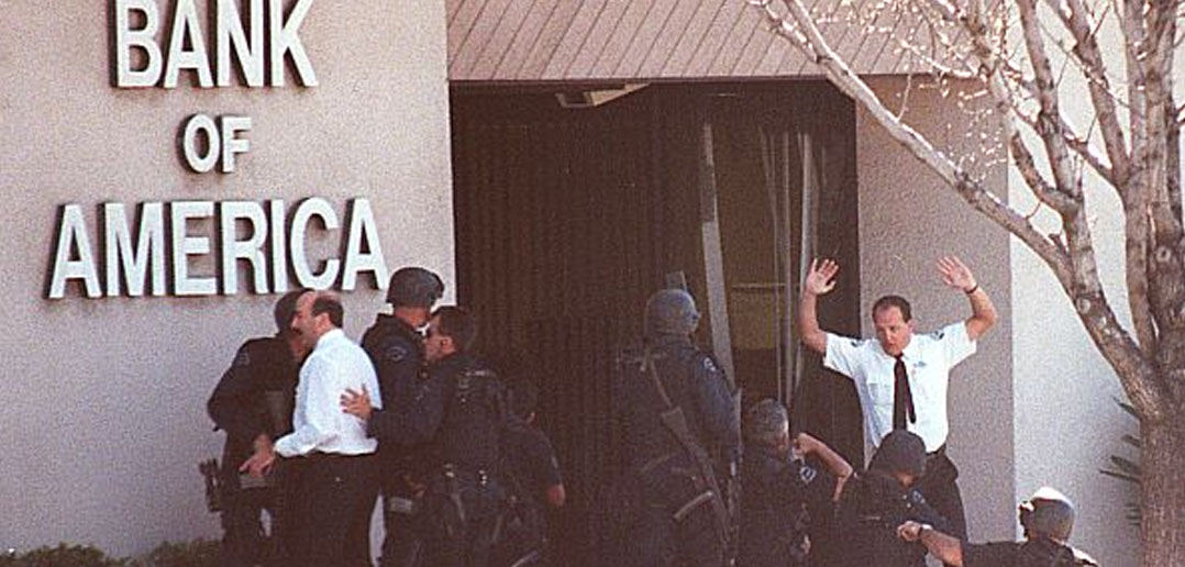 Pracownicy banku wychodzący pod osłoną policji (fot. Gene Blevins/Los Angeles Daily News)