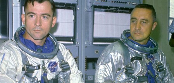 John Young i Gus Grissom przed startem (fot. NASA)