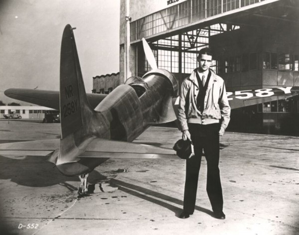 Howard Hughes obok swojego samolotu H-1 Racer (fot. Mal Holcomb)