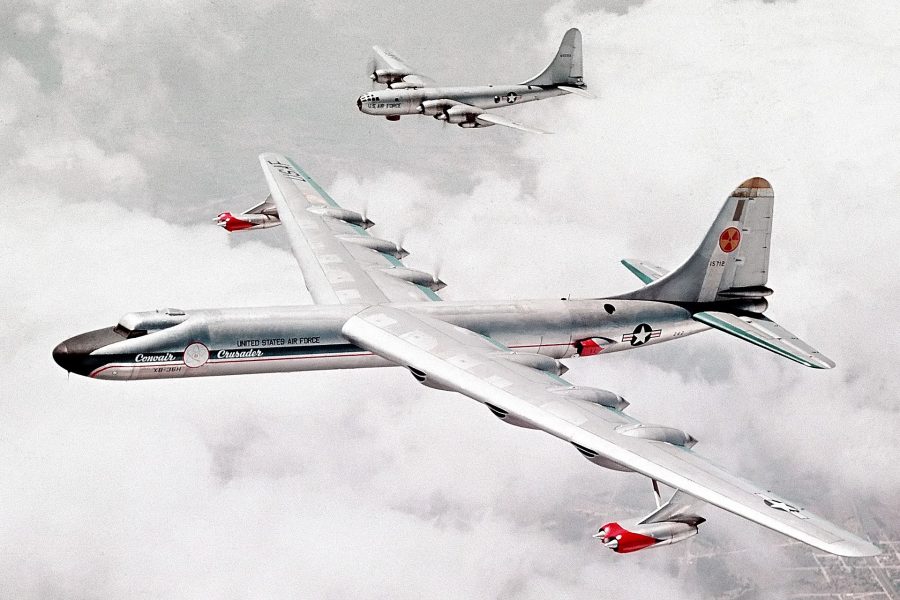 NB-36 w locie - z tyłu widać B-50, zmodernizowaną wersję bombowca B-29
