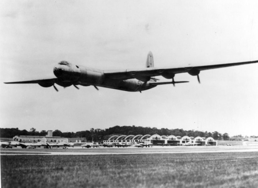 B-36 podczas niskiego przelotu nad lotniskiem