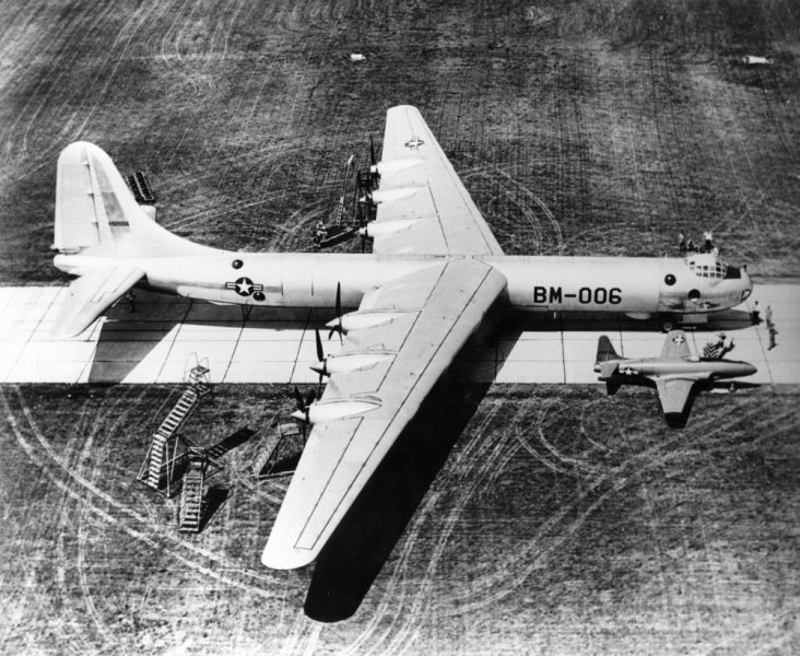 B-36 i myśliwiec P-80 Shooting Star