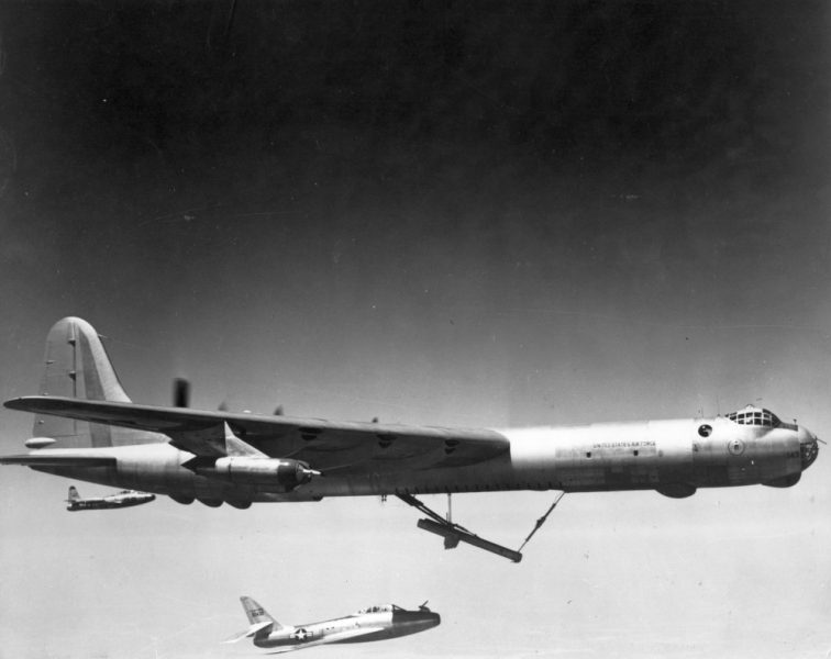B-36 podczas odczepiania przenoszonego samolotu osłony