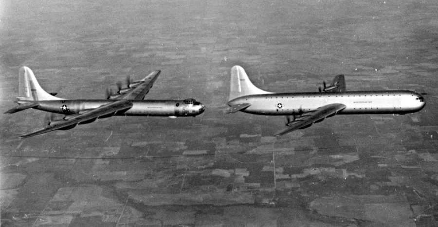 B-36 Peacemaker lecący obok XC-99 - prototypowego samolotu transportowego zbudowanego w oparciu o konstrukcję B-36