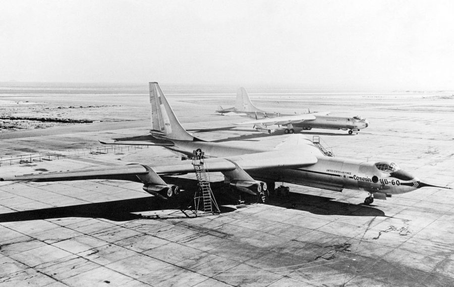 YB-60 na pierwszym planie, a na drugim B-36