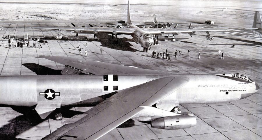 B-36 (z tyłu) i prototyp jego następcy XB-52