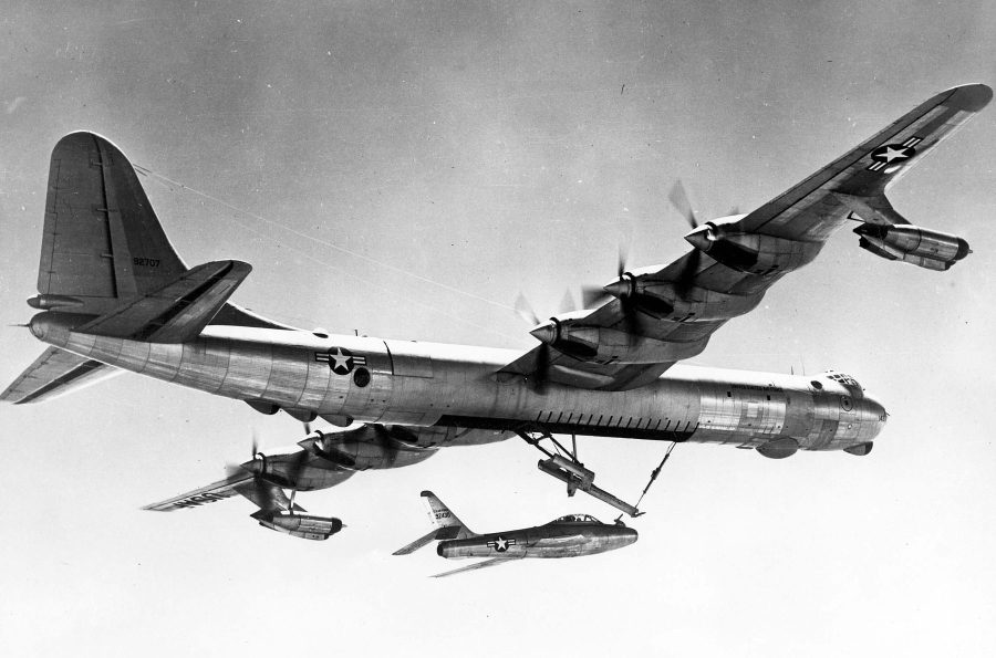 GRB-36D przenoszący myśliwiec GRF-84F Thunderstreak