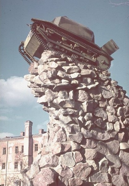 Nietypowe zdjęcie przedstawiające tankietkę TK-1 na pomniku (fot. Hugo Jaeger)