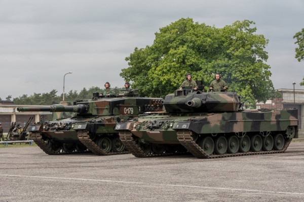 Leopard 2A4 (po lewej) i Leopard 2A5 dostarczony kilka miesięcy temu (fot. chor. Rafał Mniedło)