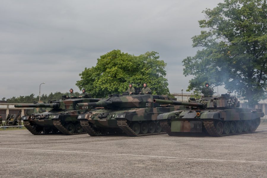 Lepsze ujęcie "kociaków" - od lewej Leopard 2A4, Leopard 2A5 i PT-91 Twardy (fot. chor. Rafał Mniedło)
