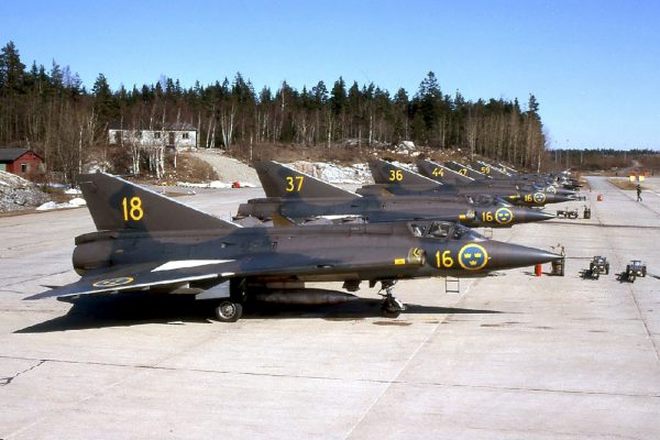 Szwedzkie J35 na lotnisku