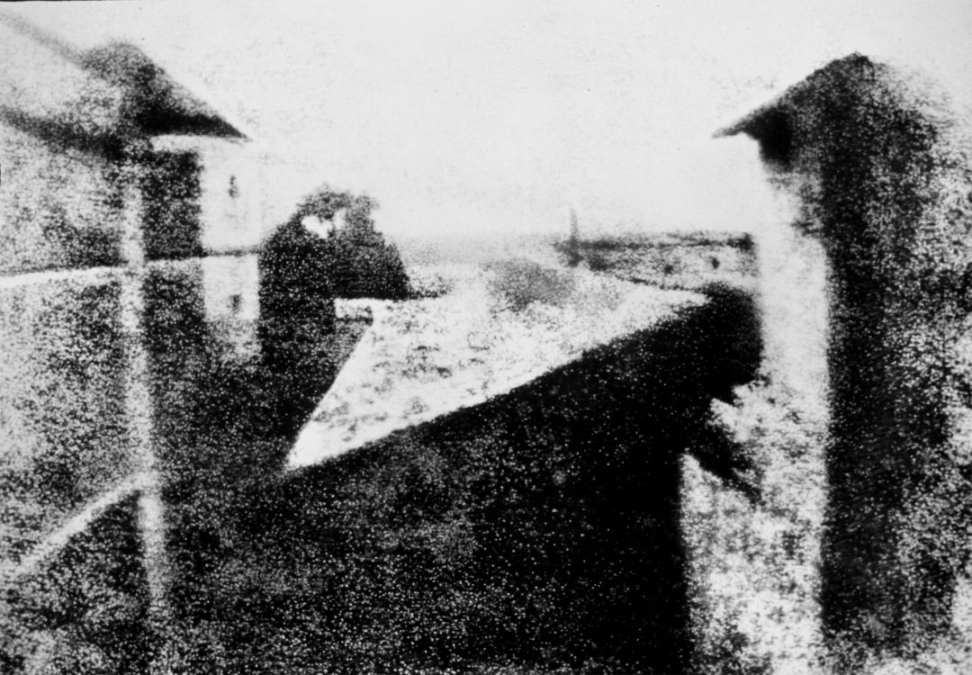 Widok z okna w Le Gras (fot. Joseph Nicéphore Niépce)