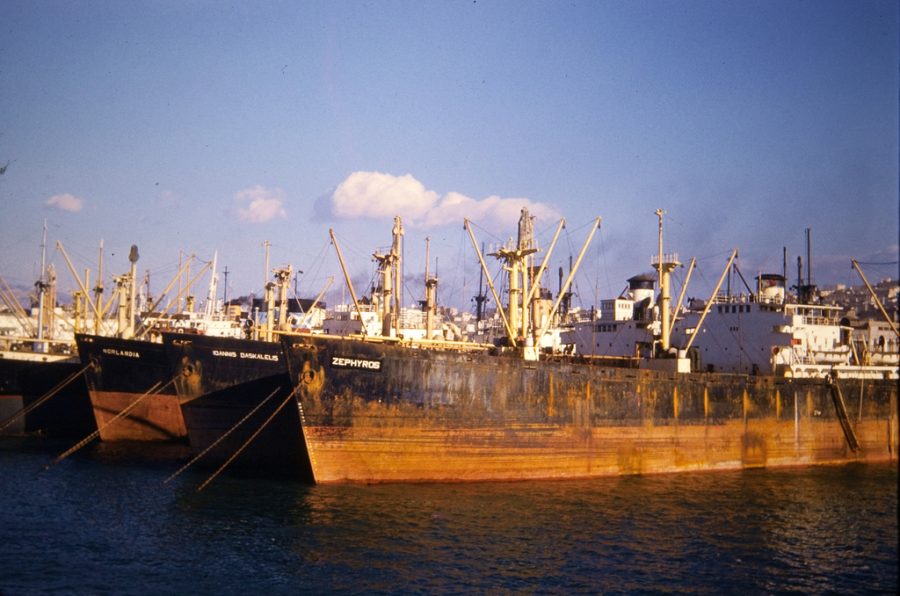 Stare statki stojące niegdyś w Pireusie i czekające na swój dalszy los (fot. Raymond Morris/Flickr)