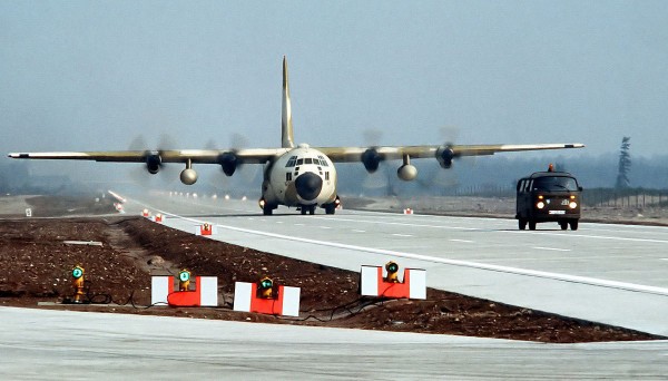 C-130 Hercules podczas lądowania na niemieckiej autostradzie A29 podczas ćwiczeń w 1984 roku 