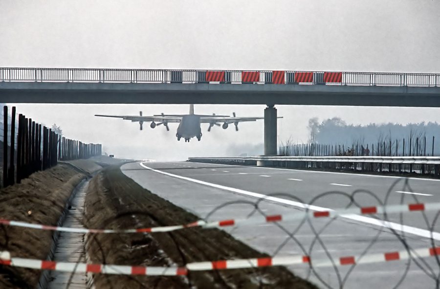 C-130 Hercules podczas lądowania na niemieckiej autostradzie A29 podczas ćwiczeń w 1984 roku
