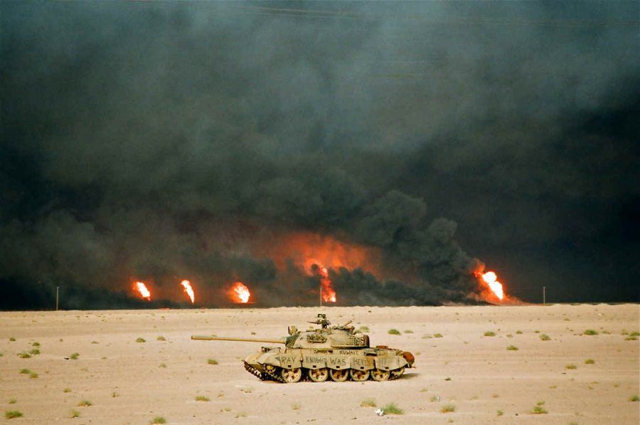 Iracki czołg na tle podpalonych szybów naftowych w Kuwejcie