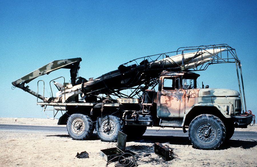 Zniszczony pojazd transportowy rakiet przeciwlotniczych systemu SA-6 na ciężarówce ZiŁ-131