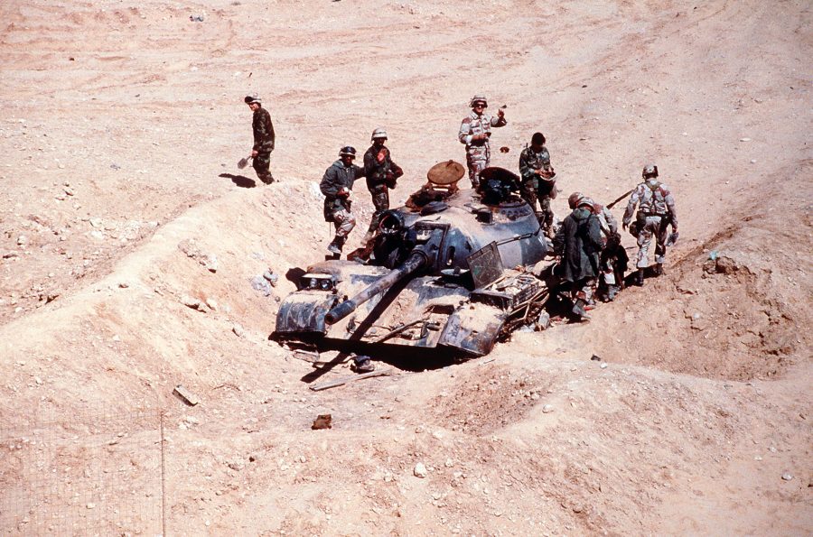 Żołnierze koalicji oglądają zniszczony czołg T-55