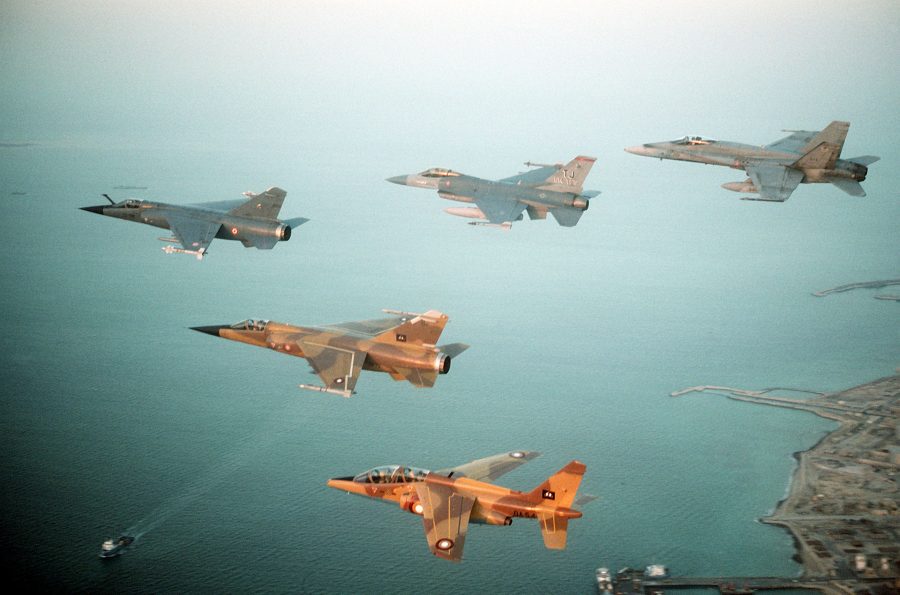 Formacja samolotów koalicji antyirackiej (od lewej francuski F-1C Mirage, katarski F-1 Mirage, amerykański F-16C Fighting Falcon katarski Alpha Jet, i kanadyjski CF/A-18A Hornet)