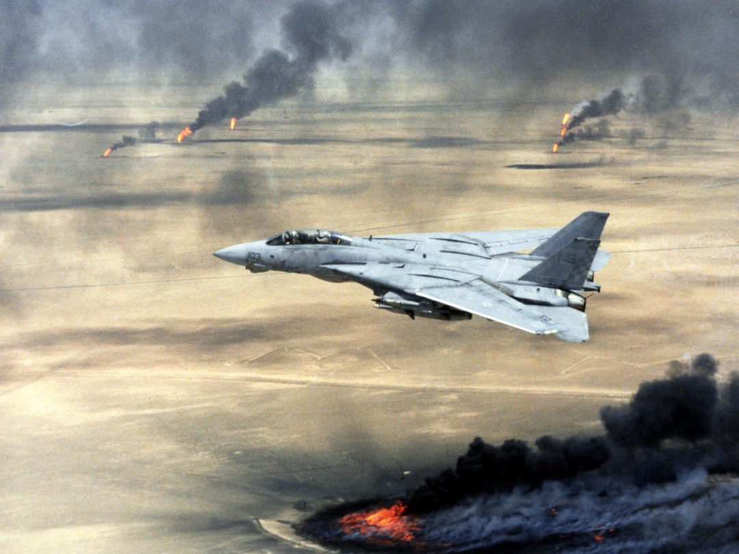 F-14 Tomcat nad palącym się szybami naftowymi w Iraku w 1991 roku