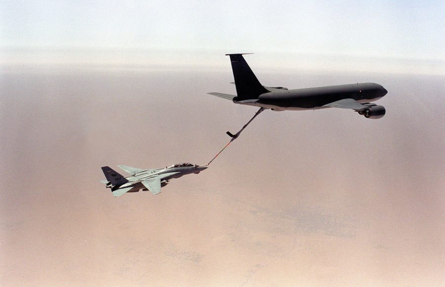 Amerykańska latająca cysterna KC-135R Stratotanker tankująca myśliwiec F-14A Tomcat
