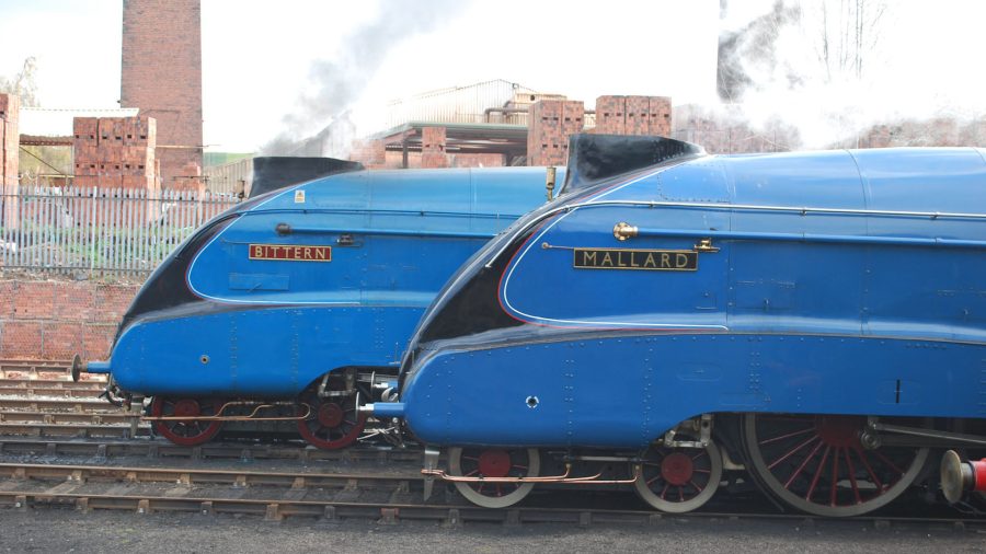 LNER Class A4 No.4468 "Mallard" i No.4464 "Bittern" w 2012 roku (fot. Hugh Llewelyn/Flickr.com)