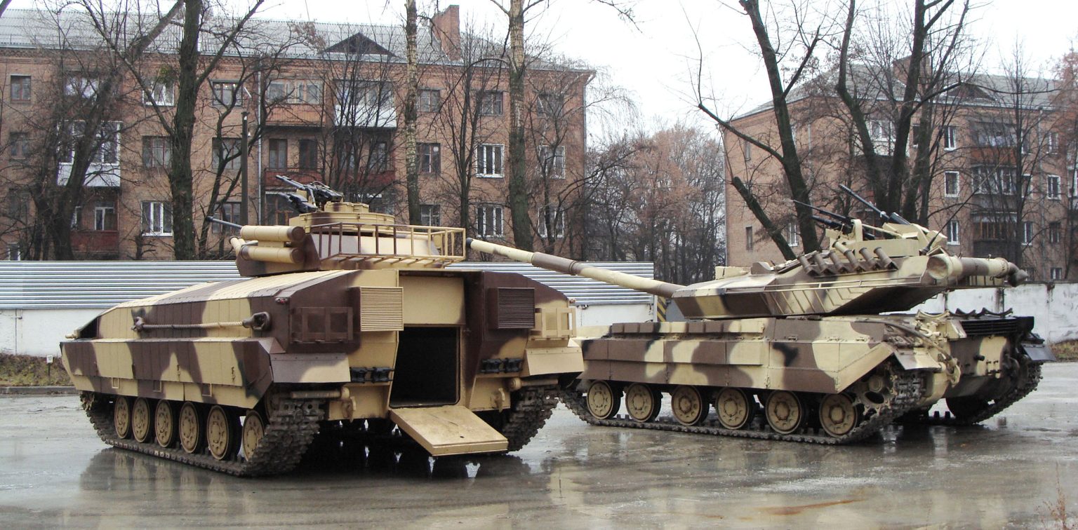 BMP-64 i z tyłu zmodernizowany T-64