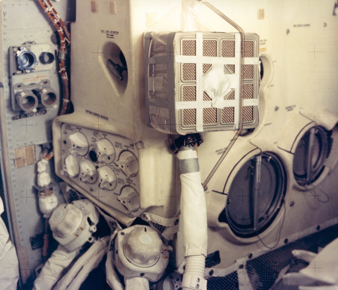 Prowizoryczny filtr dwutlenku węgla skonstruowany przez astronautów