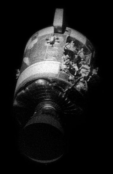 Zdjęcie uszkodzonego modułu serwisowego Apollo 13 wykonane po odłączeniu. Widać ogrom zniszczeń.