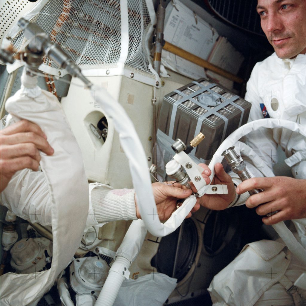 Załoga Apollo 13 podczas budowy nowego filtra dwutlenku węgla