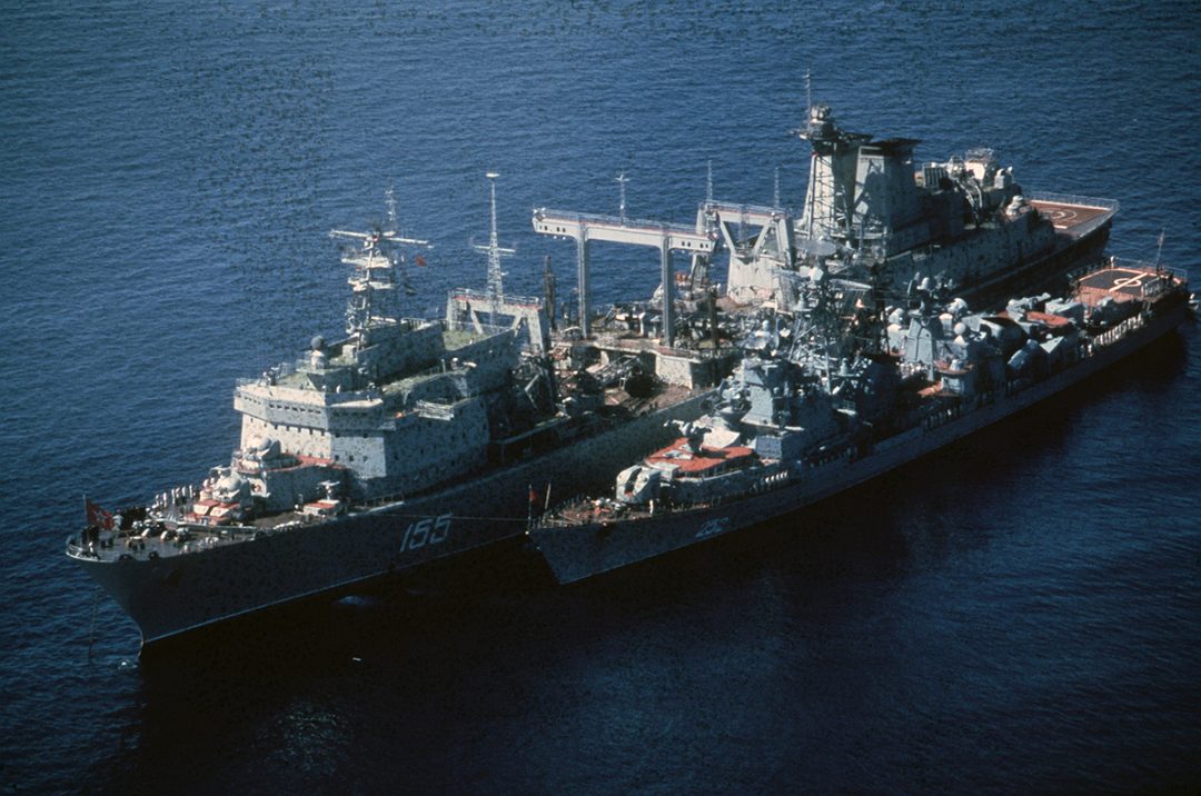 Smiełyj (252) w towarzystwie radzieckiego statku zaopatrzeniowego - Berezyna (155) - rok 1978 (fot. Wikimedia Commons)