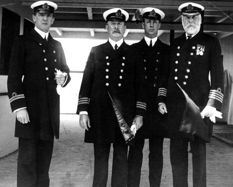 Oficerowie na pokładzie Olympica - po lewej William Murdoch a po prawej kapitan Edward Smith