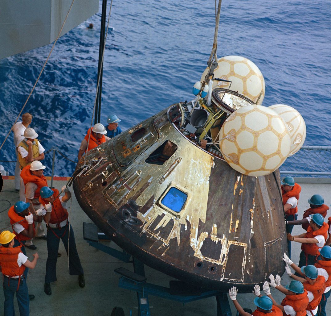 Kapsuła Apollo 13 po wyjęciu z wody