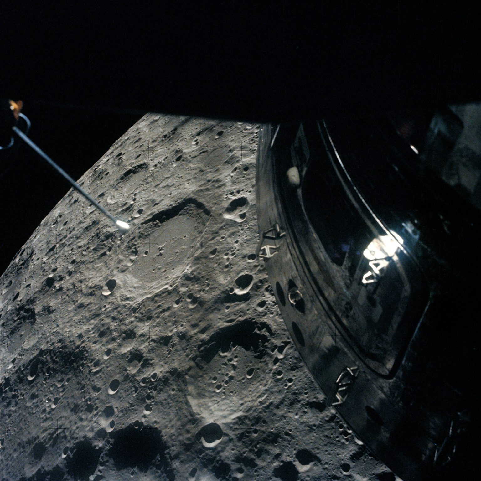 Zdjęcie księżyca wykonane przez Freda Haisa podczas przelotu nad jego powierzchnią w ramach misji Apollo 13 (fot. NASA)