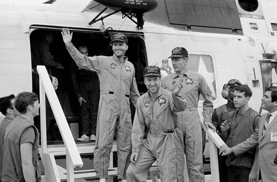 Załoga Apollo 13 już na pokładzie USS Iwo Jima