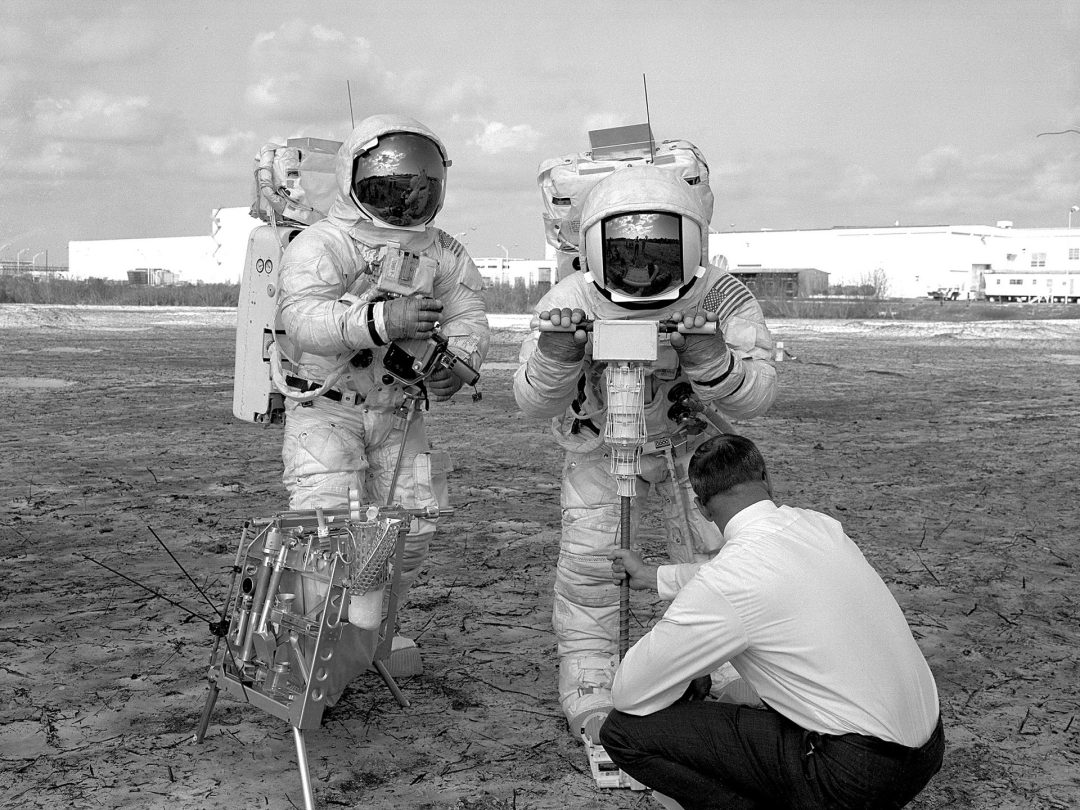 James Lovell i Fred Haise podczas przygotowań do misji Apollo 13. (fot. NASA)