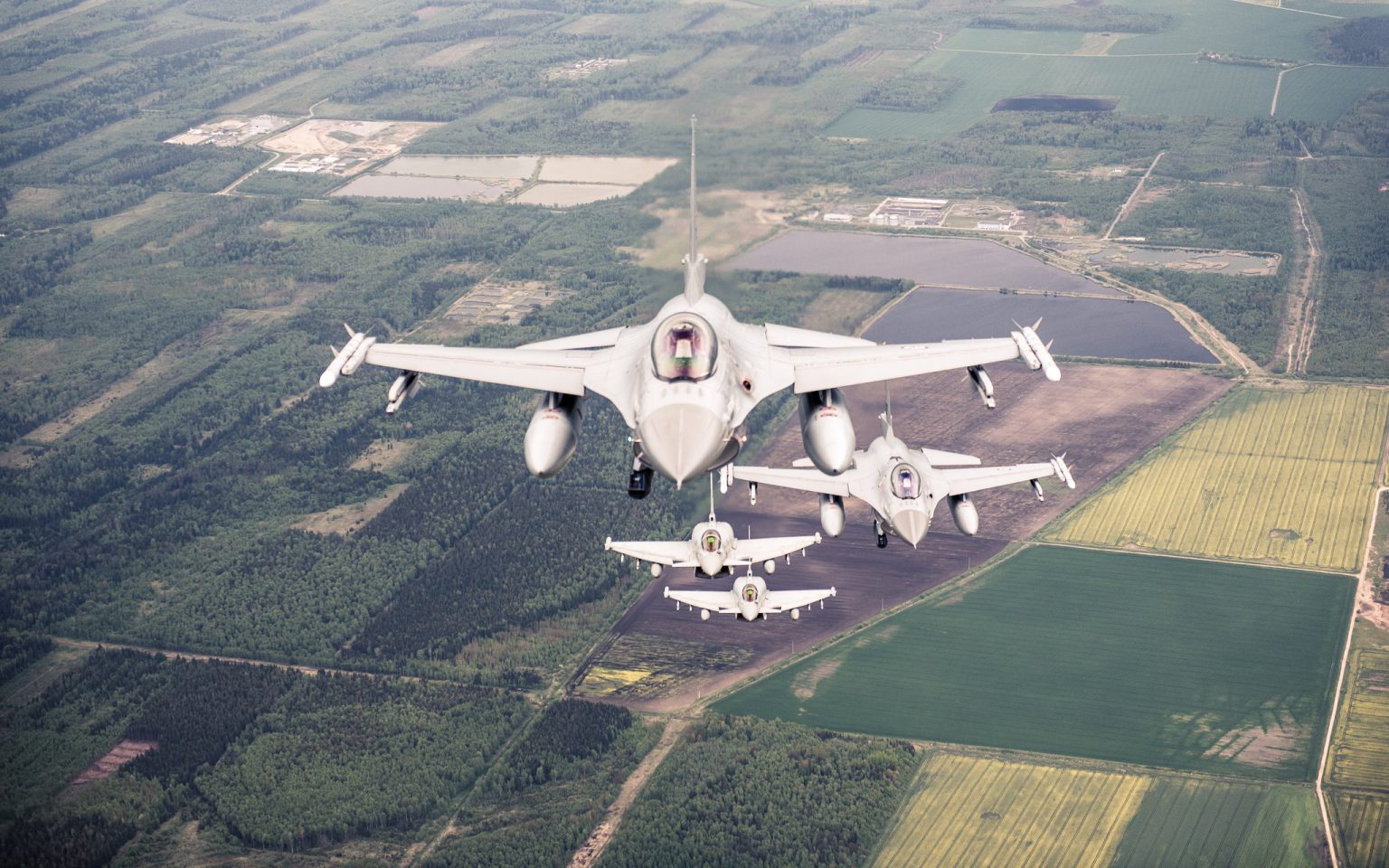 Norweskie F-16 i Włoskie Eurofightery podczas Baltic Air Policing (fot. NATO)