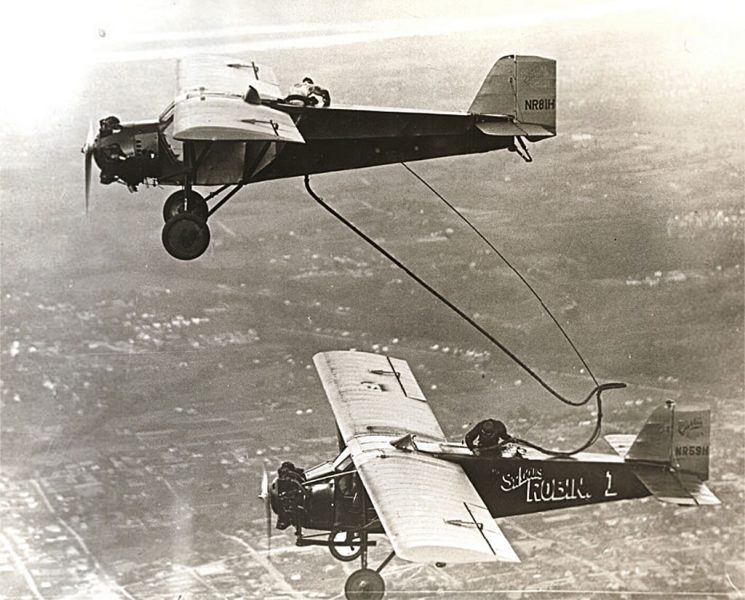 Curtiss Robin C-1 podczas tankowania w powietrzu. W roli latającej cysterny Curtiss Robin NR81H. Zdjęcie z próby przeprowadzonej w dniach 13-30 lipca 1929 roku
