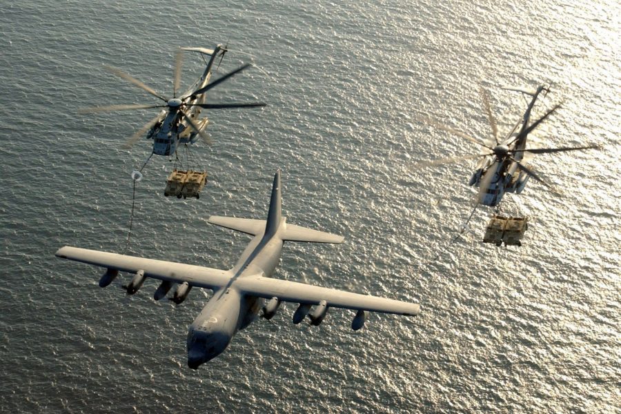Dwa śmigłowce CH-53E Super Stallion podczas tankowania z KC-130 Hercules nad zatoką Adeńską (fot.Paula M. Fitzgerald)