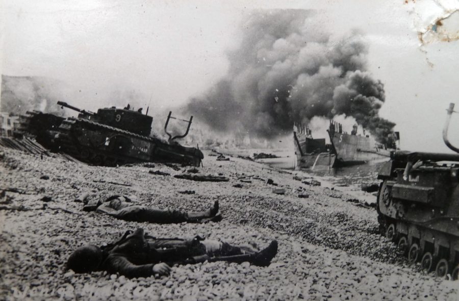 Wraki czołgów i okrętów desantowych na plaży w Dieppe w 1942 roku