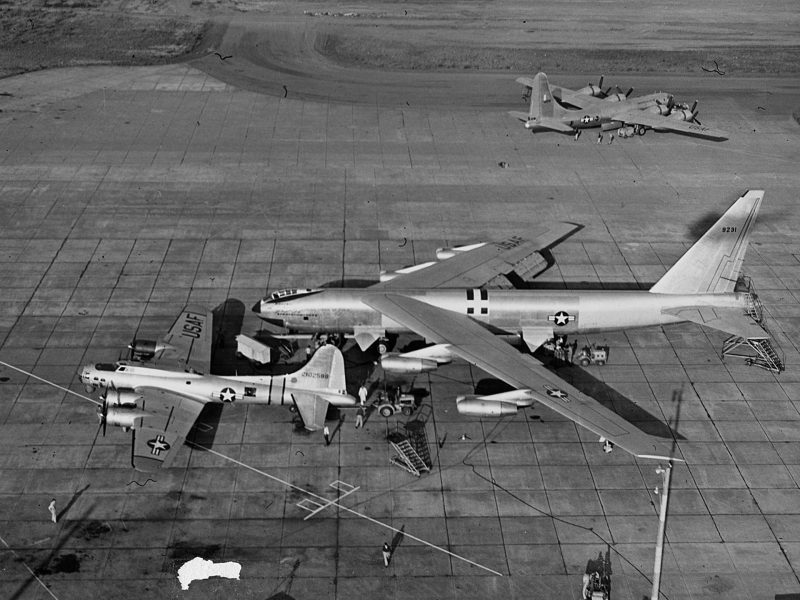 Bardzo ciekawe ujęcie. Na pierwszy planie widać prototyp YB-52 Stratofortress oraz B-17 Flying Fortress z czasów II wojny światowej. W tle stoi B-50 Superfortress Zdjęcie wykonano 25 września 1952 roku (fot. Boeing Historical Archives)