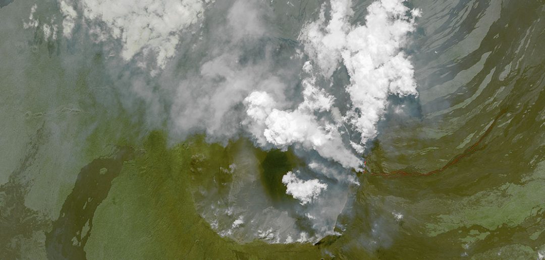 Erupcja wulkanu Wolf z satelity - zdjęcie