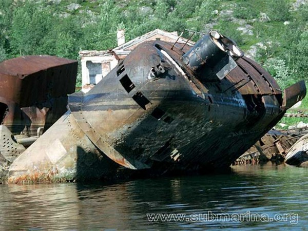 Smutne resztki jednego z okrętów podwodnych typu Golf - obecnie okręt prawdopodobnie całkowicie już zatonął (fot. submarine.org)