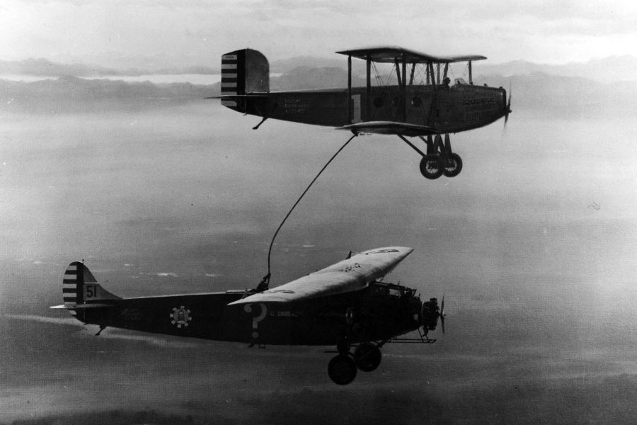 Atlantic C-2A o nazwie własnej Question Mark podczas pobierania paliwa z Douglas sC-1. (fot. U.S Air Force)