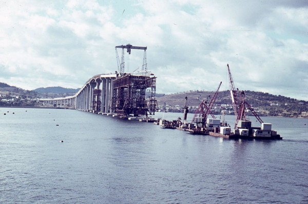 Tasman Bridge podczas budowy 
