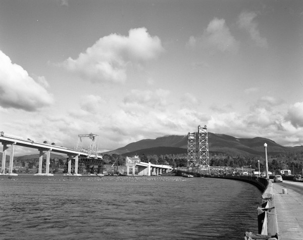 Tasman Bridge podczas budowy w 1964 roku (fot. TAHO)