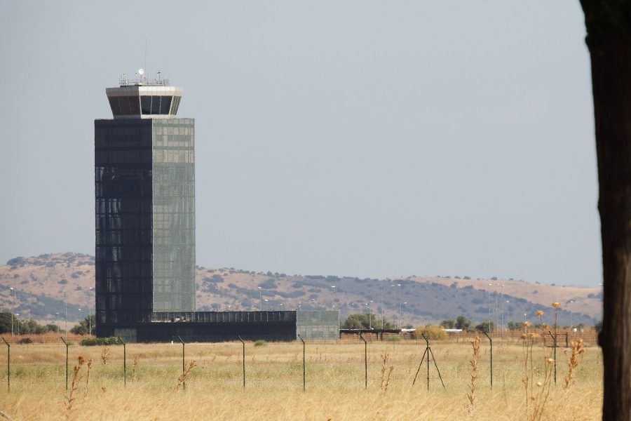 Wieża kontroli lotów na lotnisku Ciudad Real (fot. 19Tarrestnom65/Wikimedia Commons)