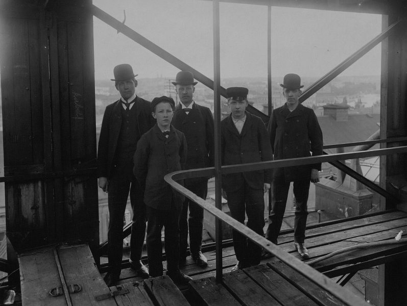 Pracownicy obsługujący wieżę i centralę (fot. Teknlska museet)
