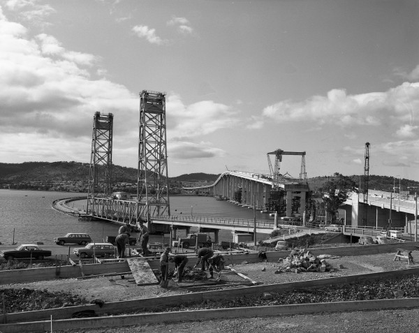 Tasman Bridge podczas budowy w 1964 roku (fot. TAHO)